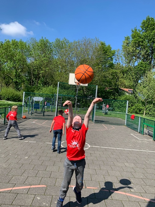 kind speelt basketbal zevenbergen