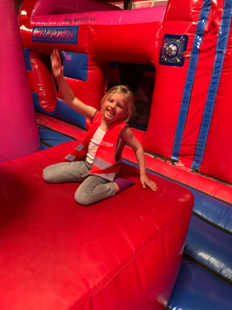 kind speelt bij bounce Valley zevenbergen