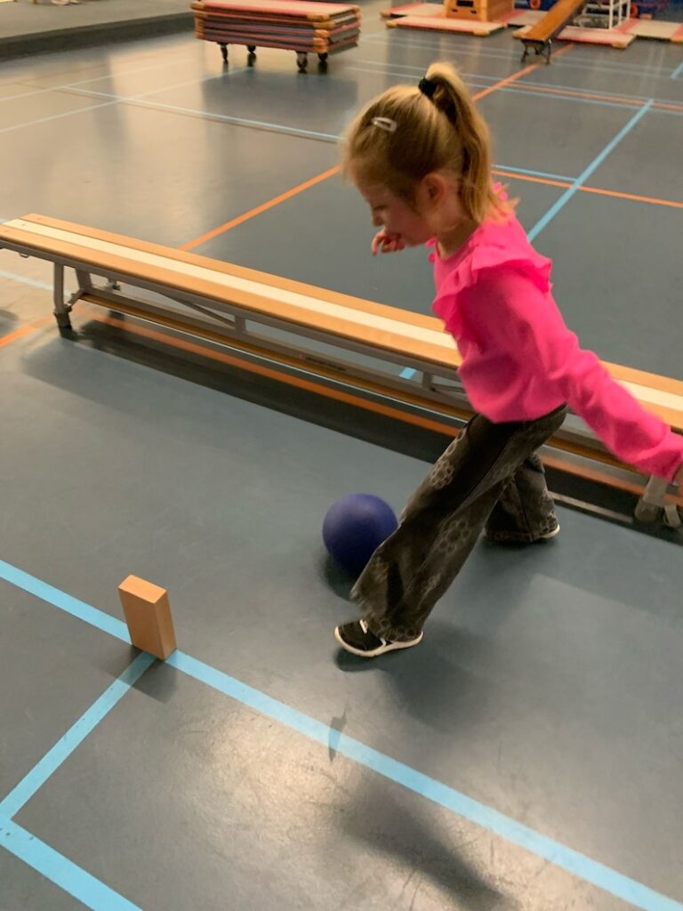 kind speelt blokjesvoetbal zevenbergen