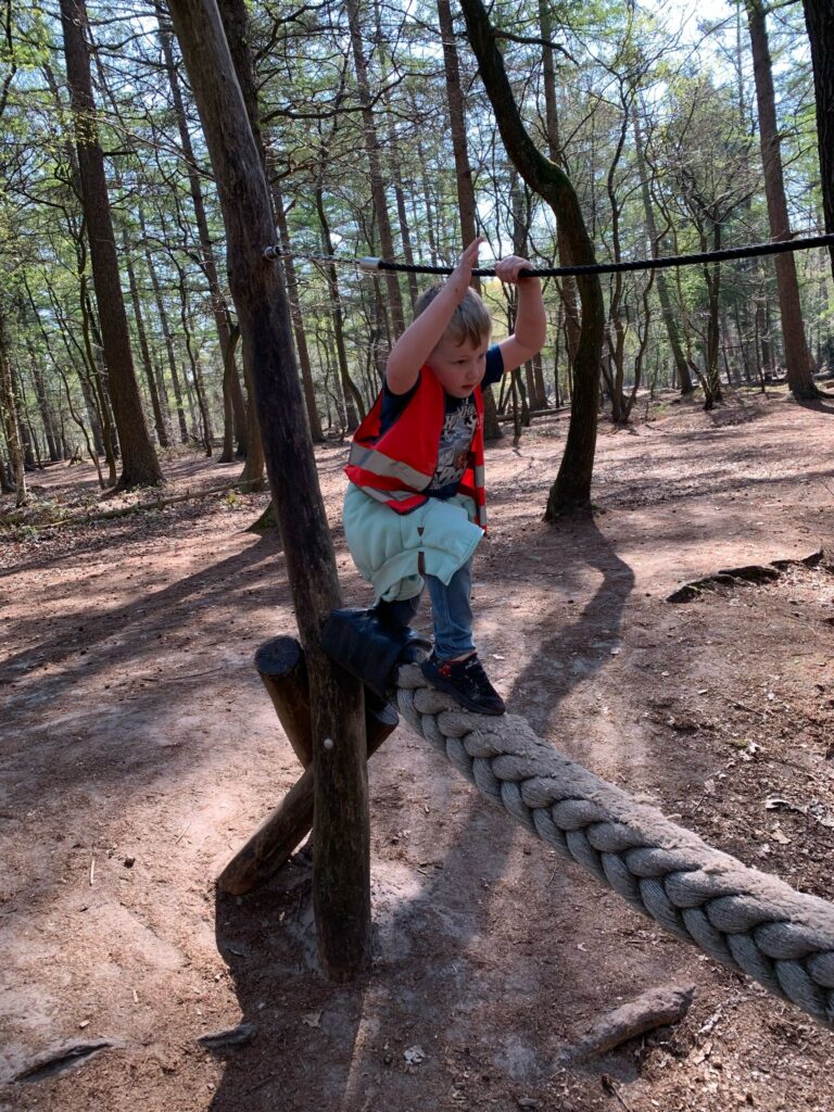 kind speelt in bos zevenbergen