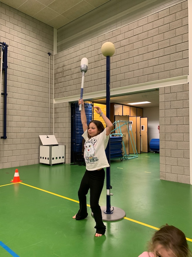 kind speelt knotskorfbal nowies Etten-leur