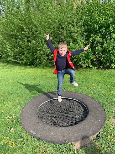 kind springt op trampoline zevenbergen