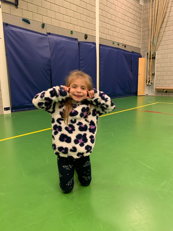 kind trekt gekke bek in gymzaal nowies Etten-leur