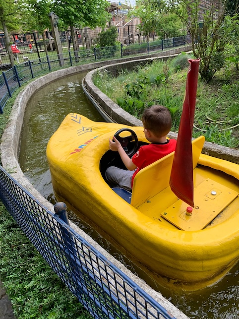 kind vaart in bootje pukkemuk zevenbergen