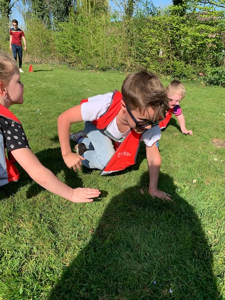 kinderen klauteren buiten zevenbergen