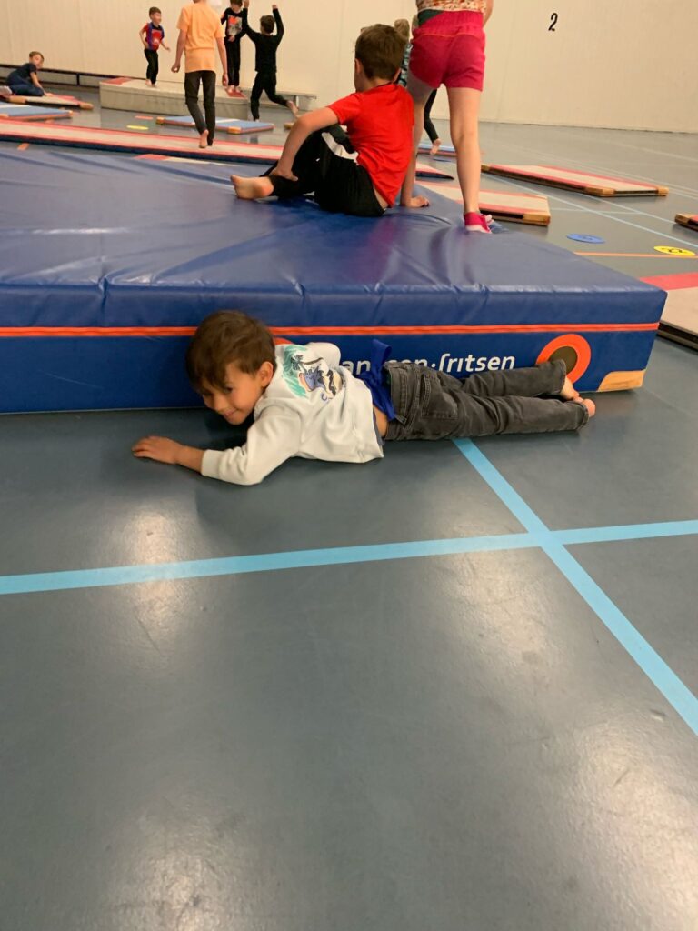 kinderen spelen in gymzaal zevenbergen