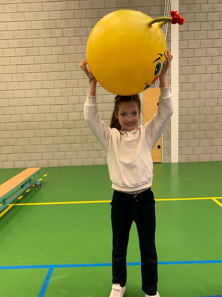 kinderen spelen levend tafeltennis nowies Etten-leur