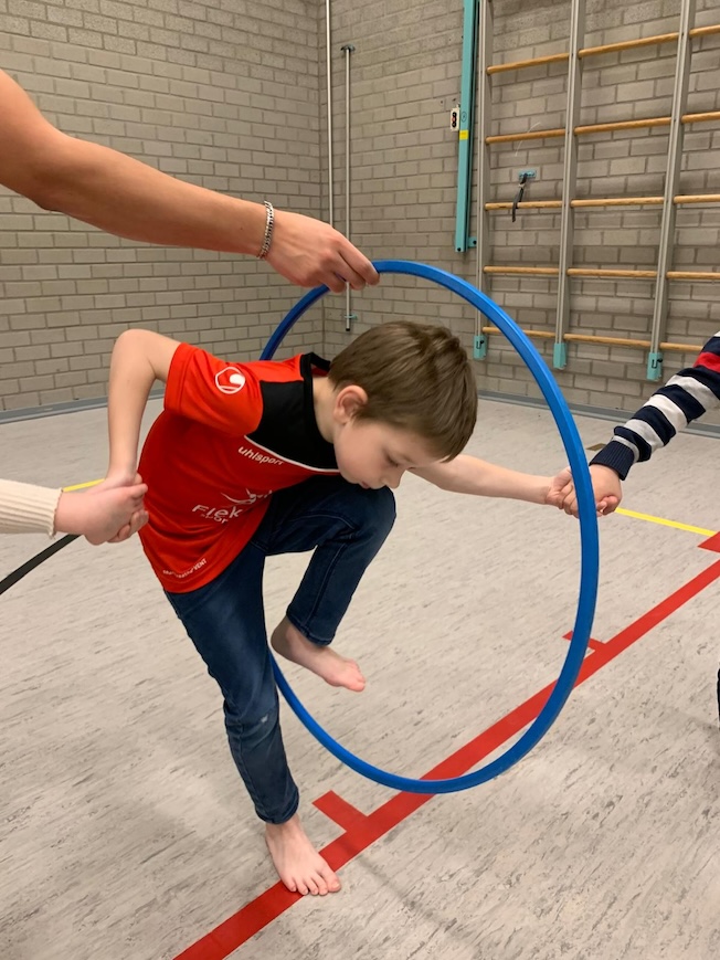 kindje gaat door de hoepel etten-leur
