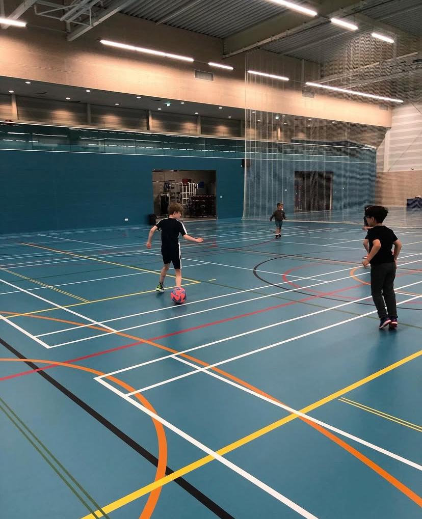 Kinderen voetballen bij Sport-BSO Flekss