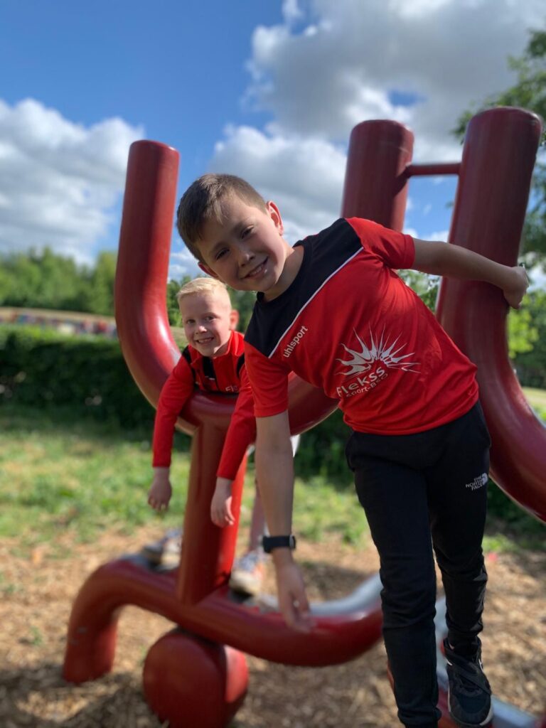 Sport-Bso Flekss De nowies spelen in de speeltuin