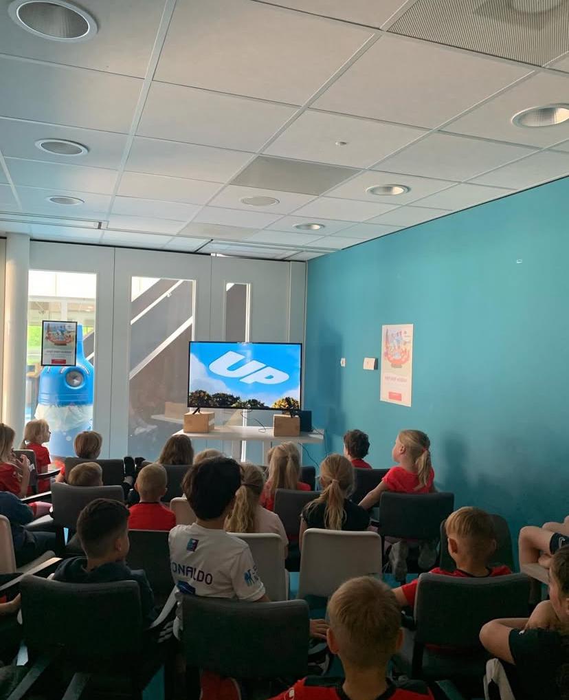 Kinderen kijken film bij Sport-BSO Flekss