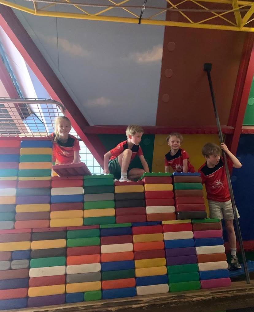 Kinderen bouwen een hut bij Sport-BSO Flekss