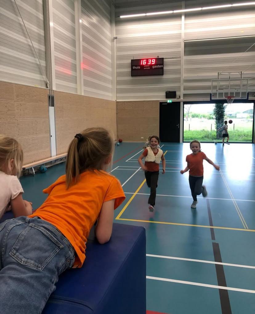 Kinderen spelen tikkertje bij Sport-BSO Flekss