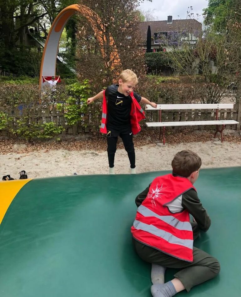 Kinderen springen op springkussen bij Sport-BSO Flekss
