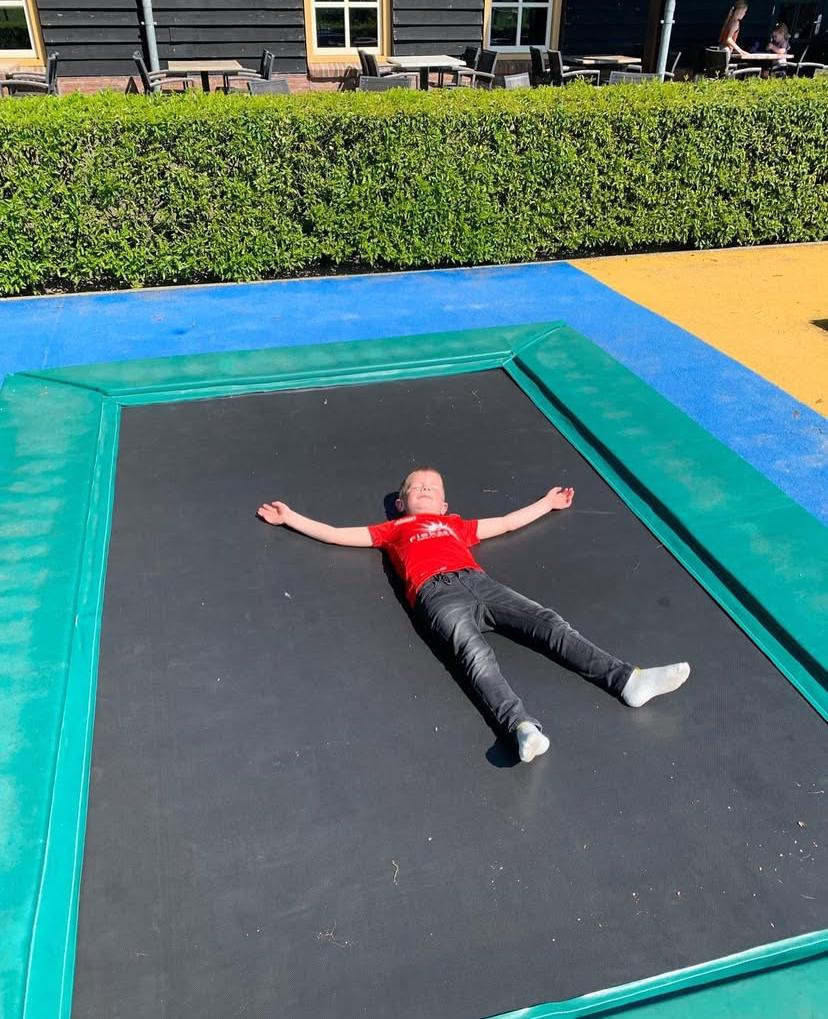 Kindje speelt op trampoline bij Sport-BSO Flekss