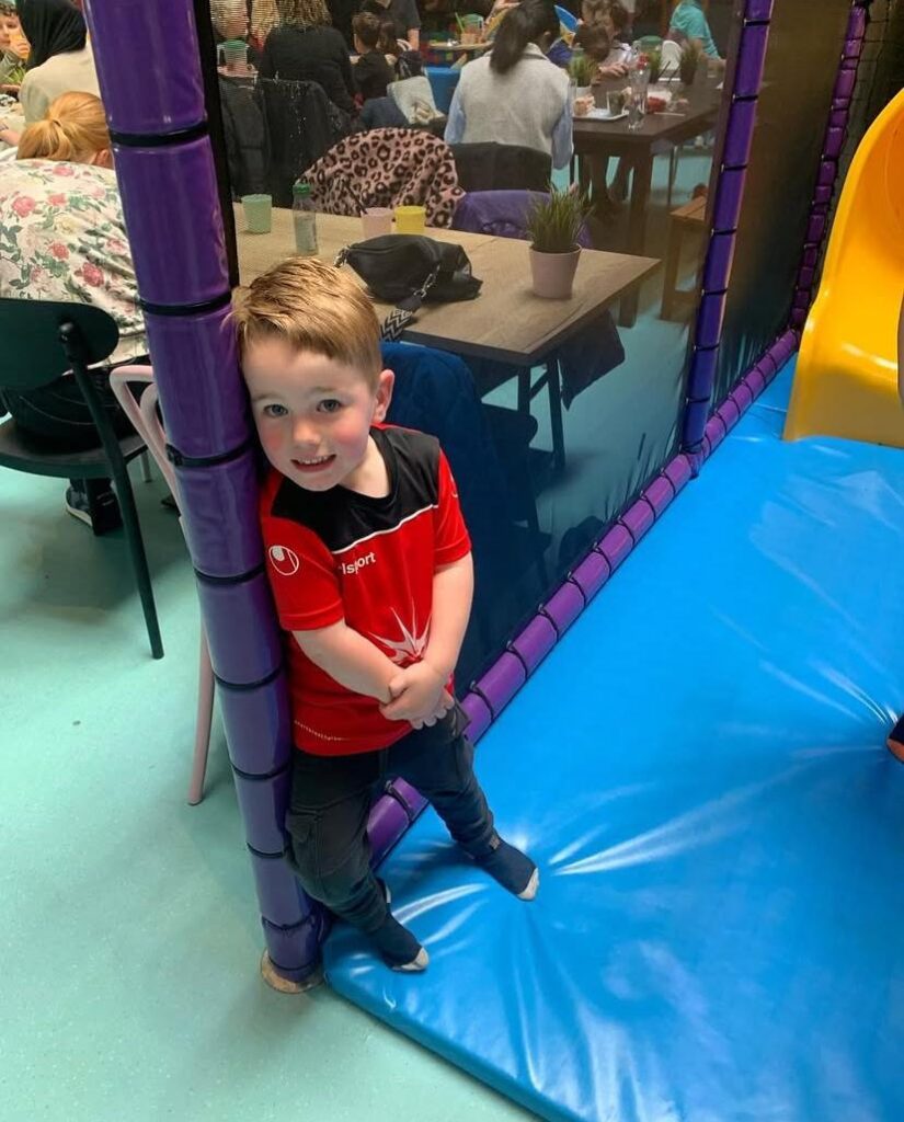 Kindje speelt bij Kabonk bij Sport-BSO Flekss