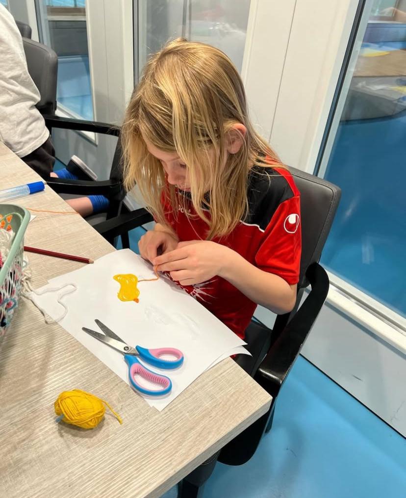 Kindje knutselt bij Sport-BSO Flekss