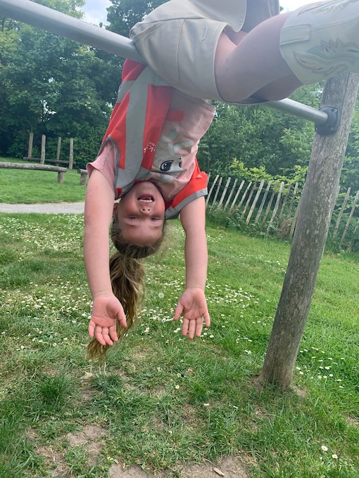 kind hangt aan duikelrek zevenbergen