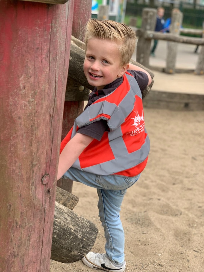 kind klimt op speeltoestel Nowies Etten-Leur