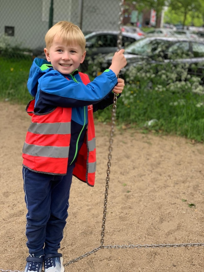 kind lachend op speeltoestel nowies etten-leur