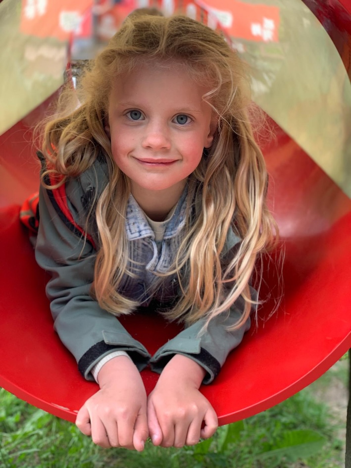 kind speelt in buis nowies Etten-leur