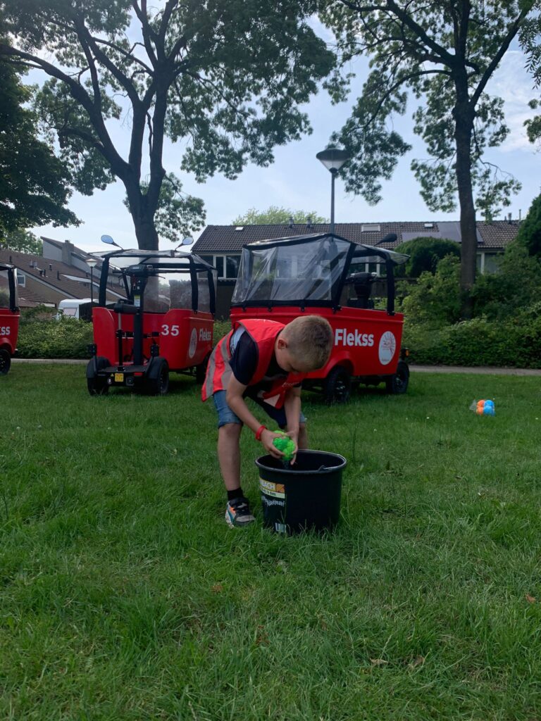 Kinderen spelen met water bij Sport-BSO Flekss