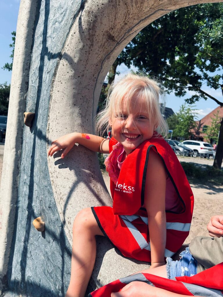 Kind klimt in de speeltuin