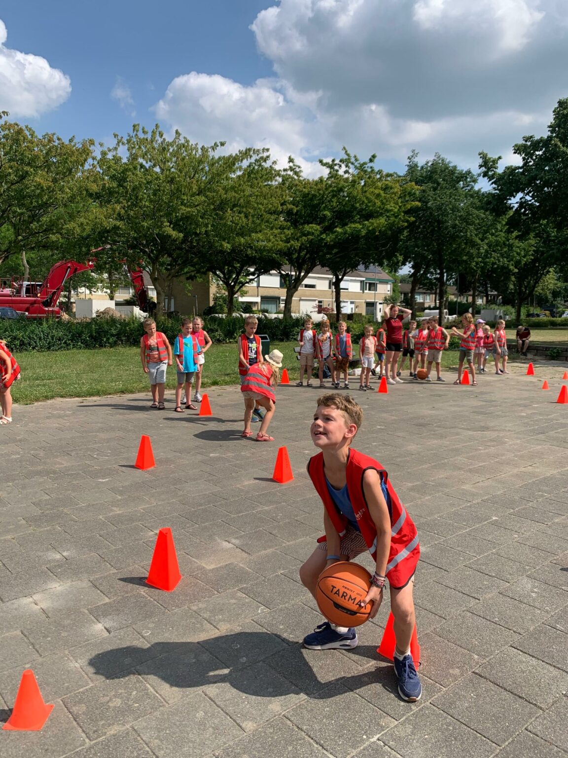 Kind speelt basketbal bij Sport-BSO Flekss