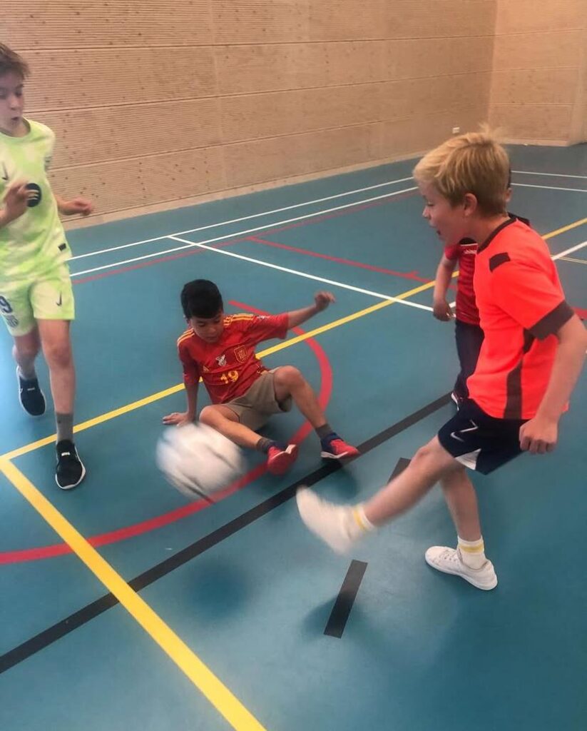 Kinderen voetballen bij Sport-BSO Flekss