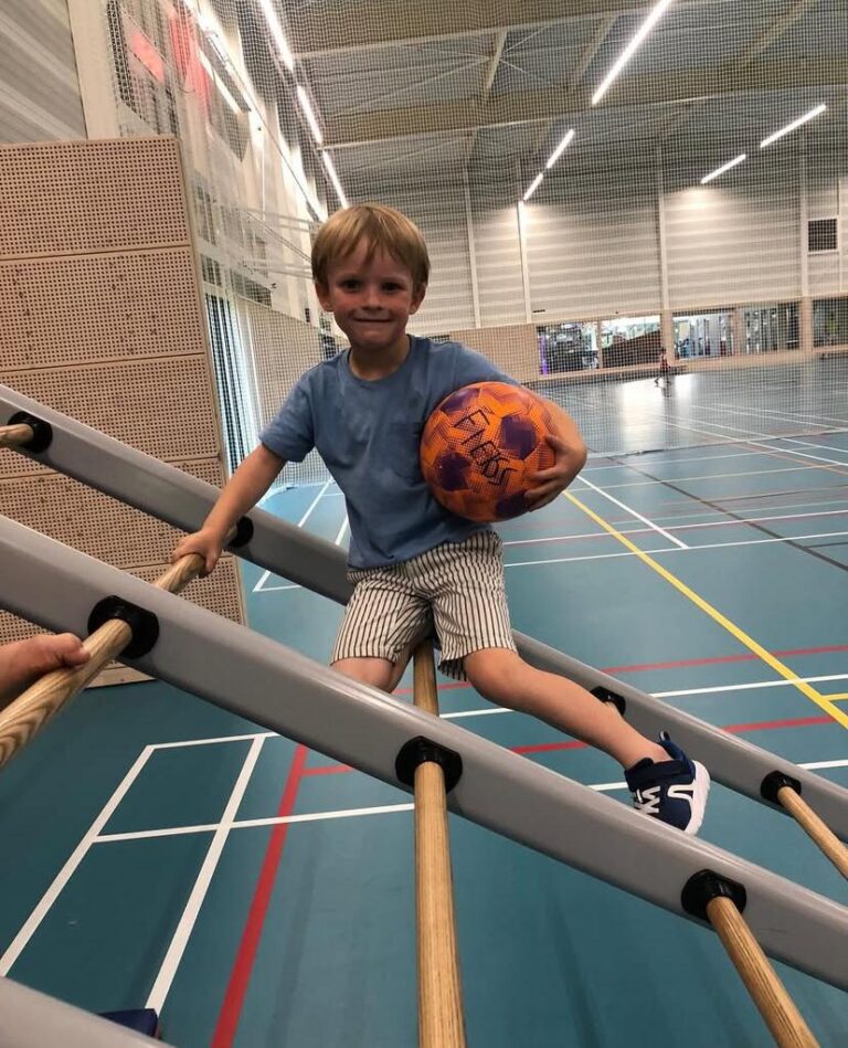 Kind klimt bij Sport-BSO Flekss