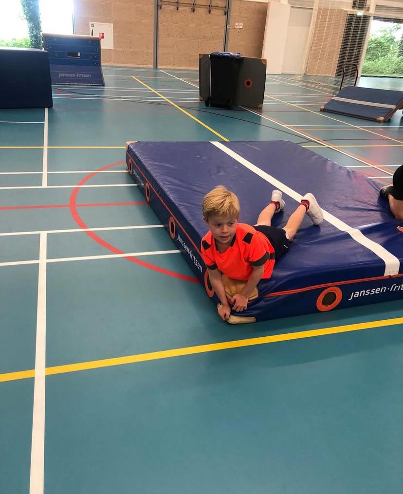 Kinderen zoeken bij verstoppertje