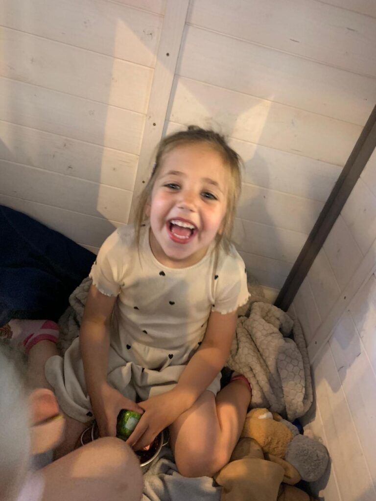 Sport-Bso Flekss kerkwerve spelen op locatie in het speelhuisje