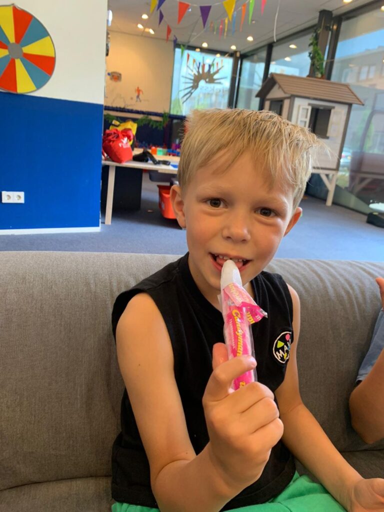 Sport-Bso Flekss Kerkwerve Ijsje eten op locatie