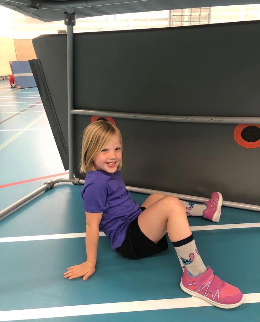 Kind speelt verstoppertje bij Sport-BSO Flekss