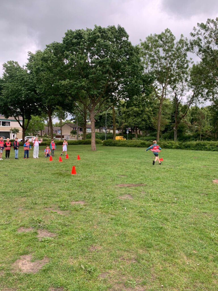Kinderen spelen buiten bij Sport-bso flekss