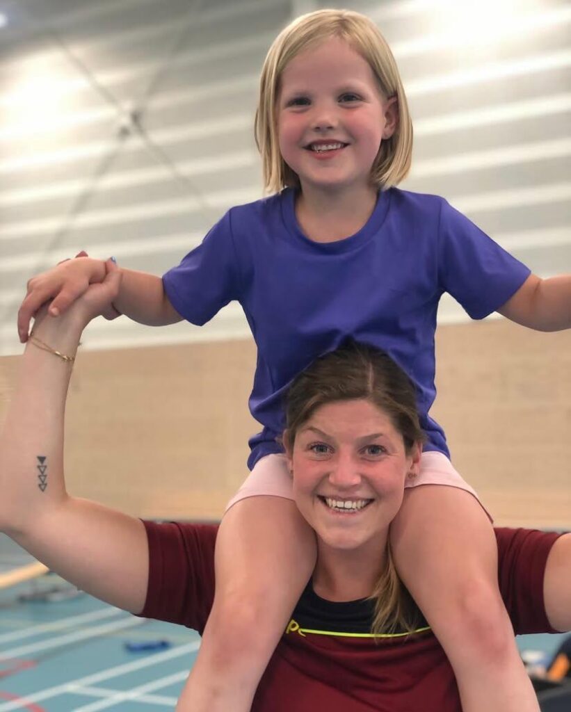 Kind zit in de nek van de juf bij Sport-BSO Flekss