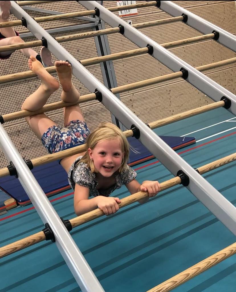 Kind klimt in wandrek bij Sport-BSO Flekss