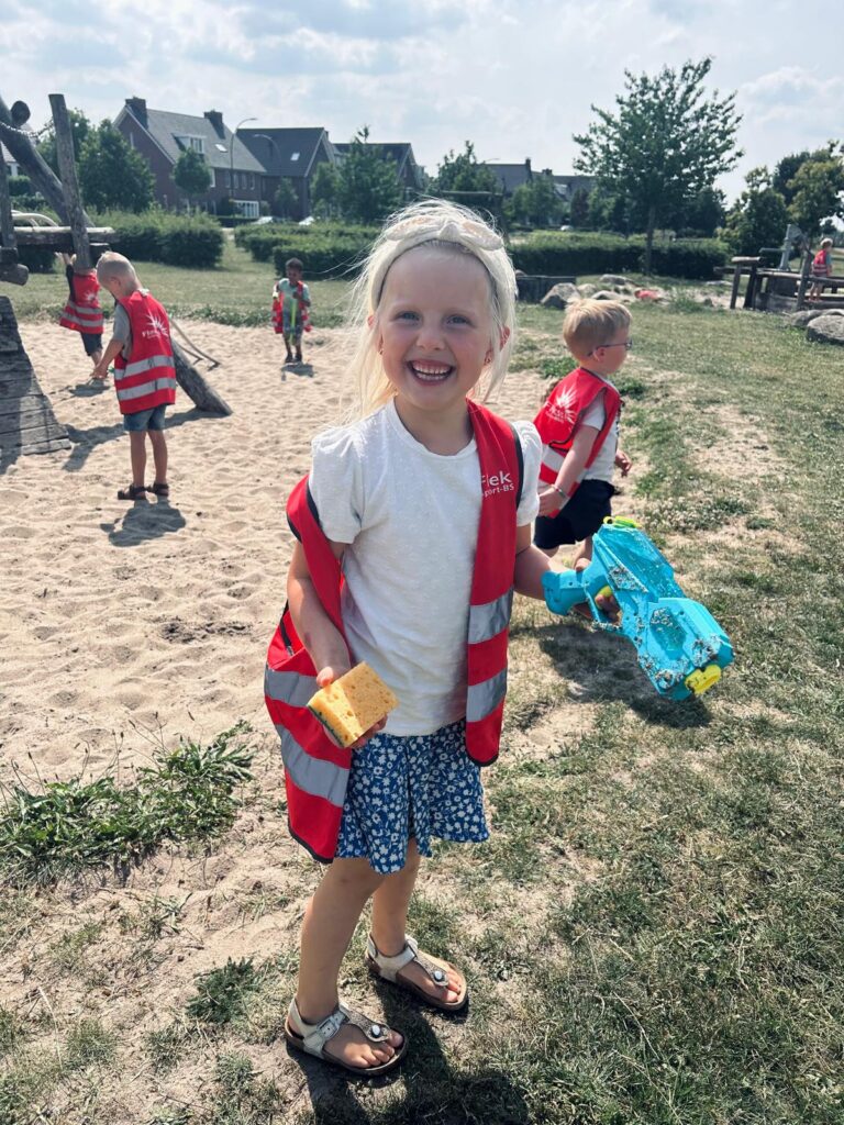 Kinderen spelen met Water bij Sport-BSO Flekss