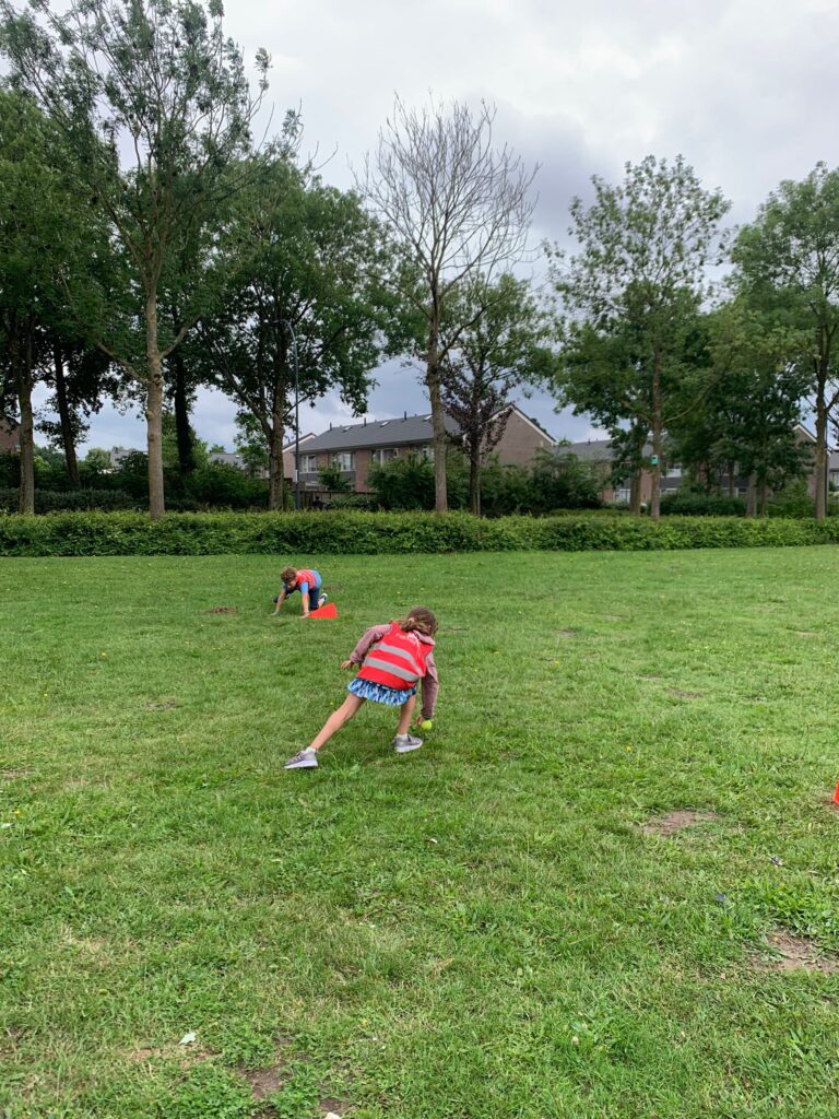 Kinderen spelen buiten bij Sport-BSO Flekss
