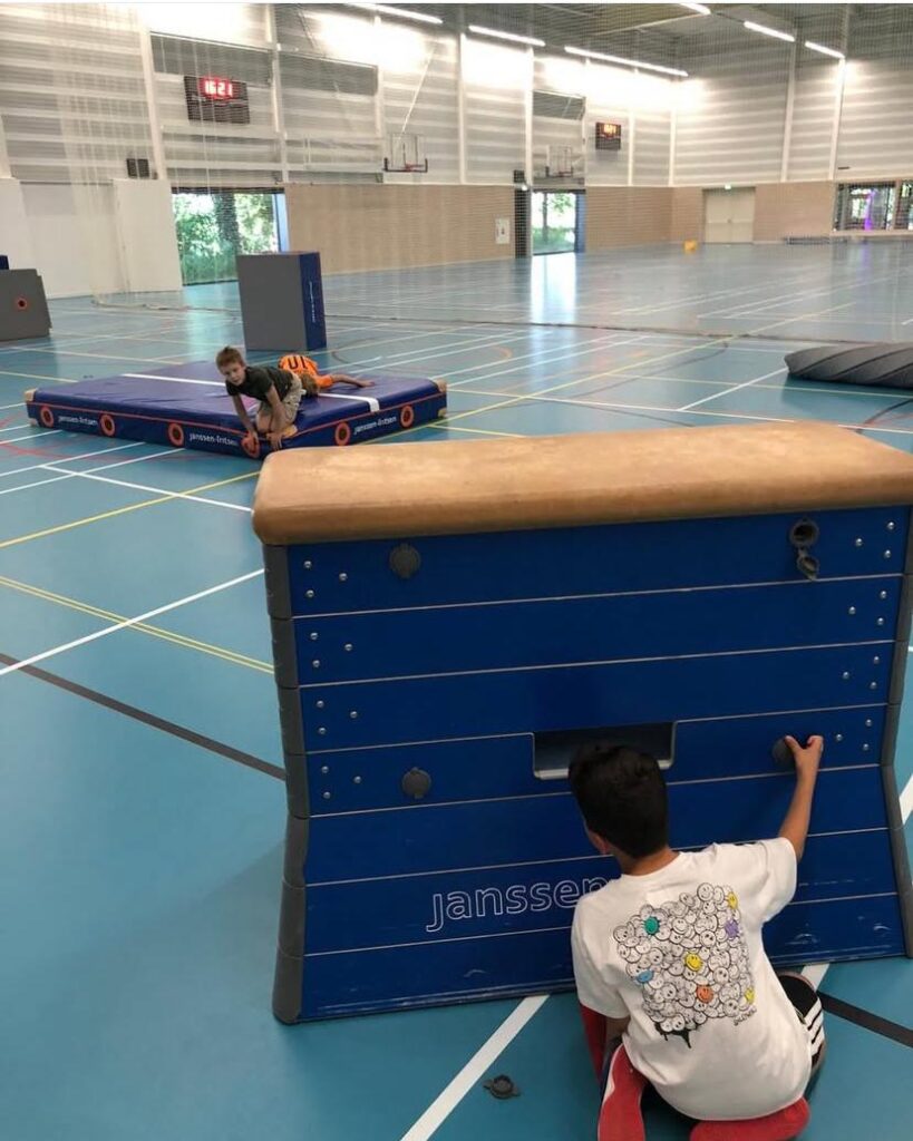 Kinderen verstoppen in de gymzaal