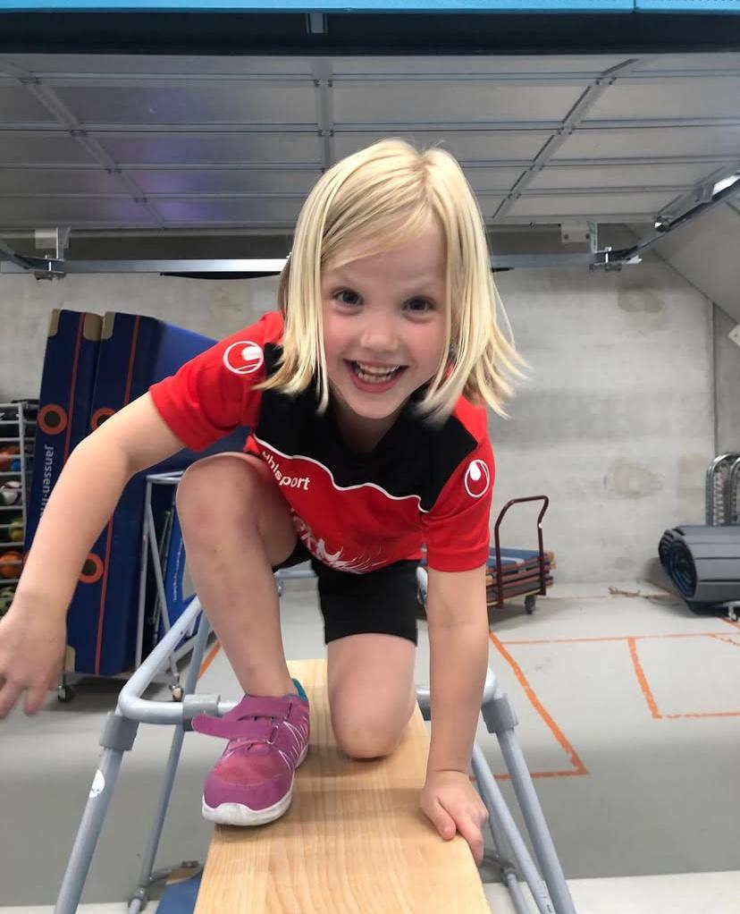 Kinderen bouwen hutten