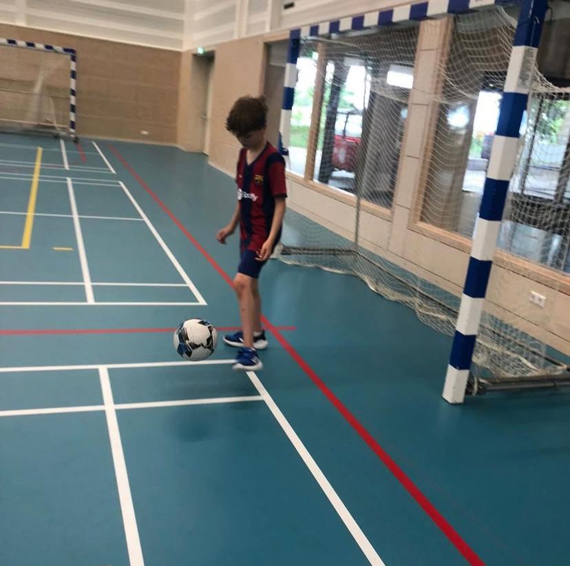 kind voetbalt bij Sport-BSO Flekss