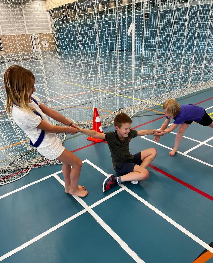 Kinderen spelen het yoshi spel