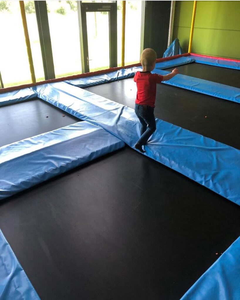 kind springt op trampoline