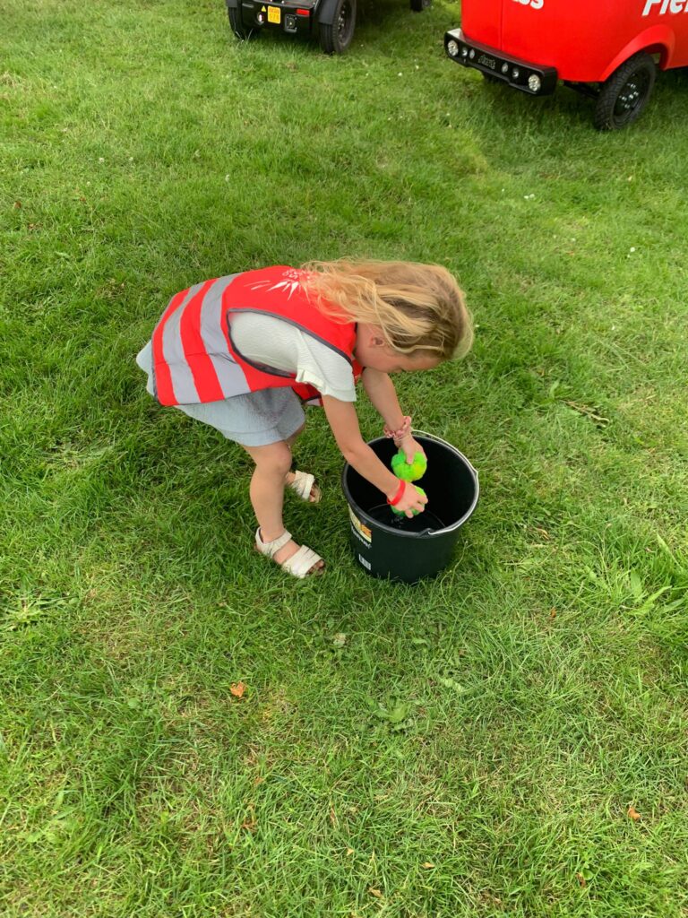 kinderen spelen met water