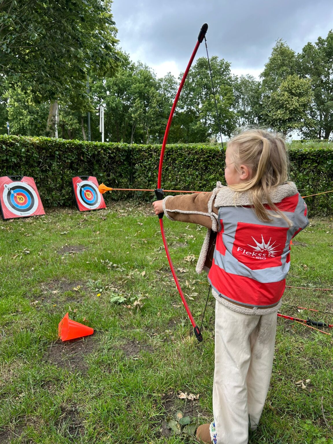 Kind schiet met pijl en boog