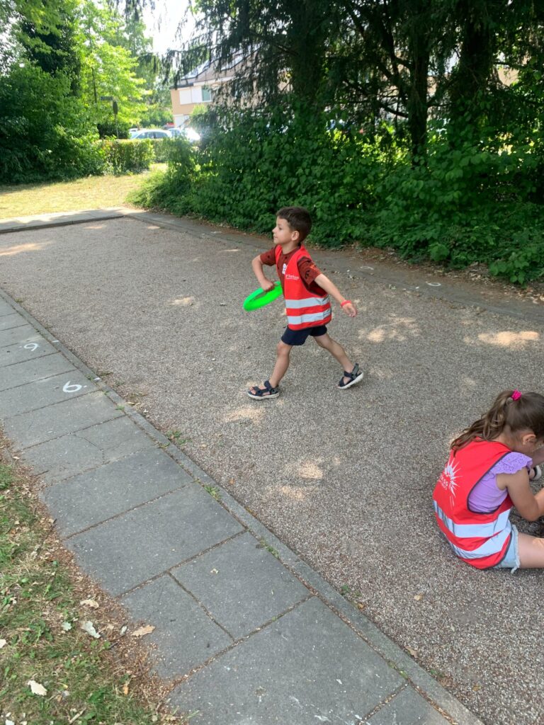Kinderen spelen buiten bij Sport-BSO Flekss