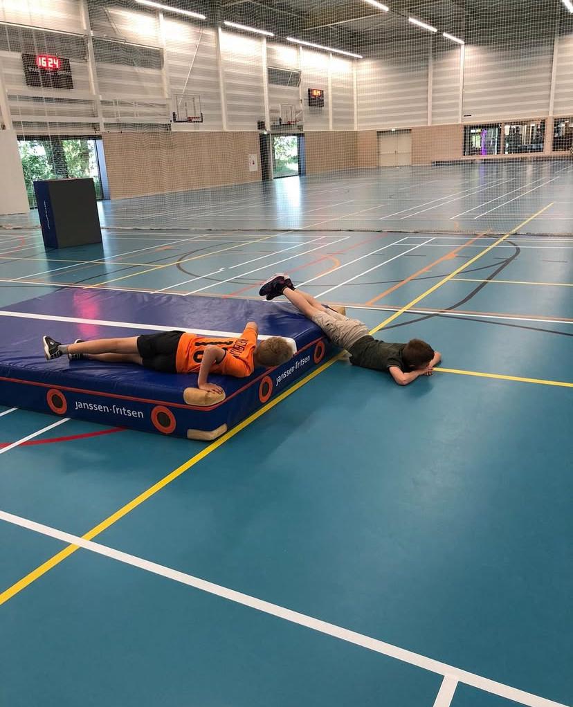 Kinderen spelen in de gymzaal