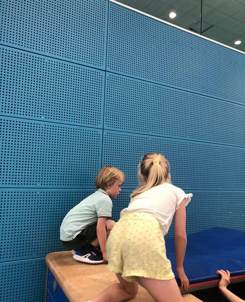 Kinderen bouwen hut bij Sport-BSO Flekss