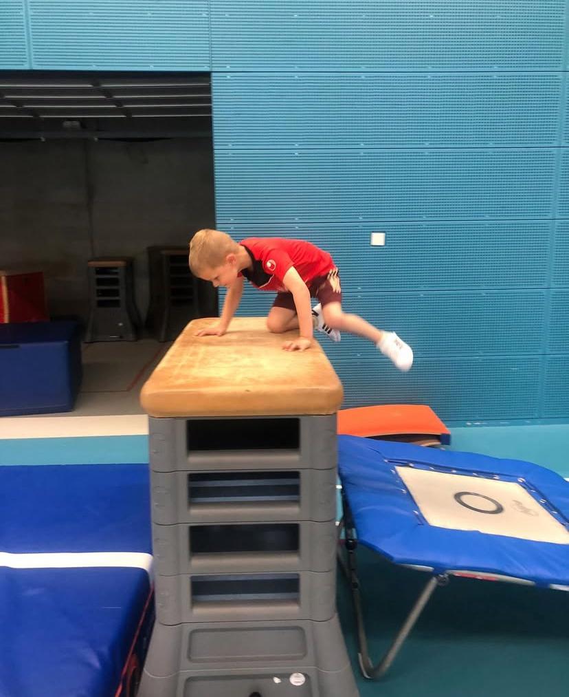 Kind springt op trampoline bij Sport-BSO Flekss